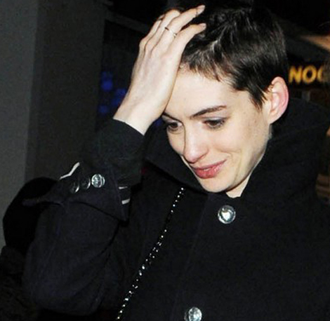 Anne Hathaway Pixie Haircut on Haute Or Not   Anne Hathaway   S New Pixie Haircut    Beauty   The